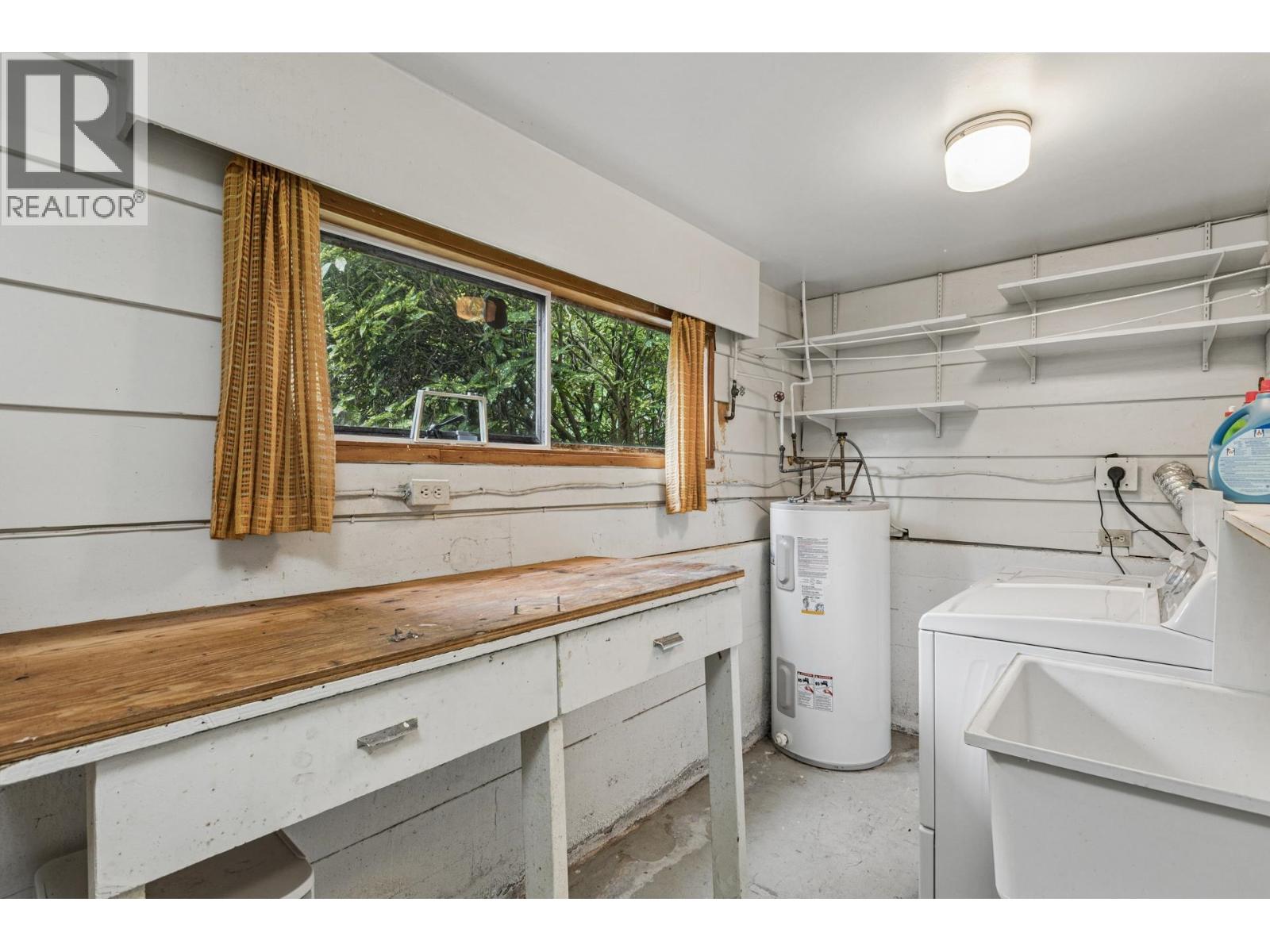 702 WINONA AVENUE, North Vancouver