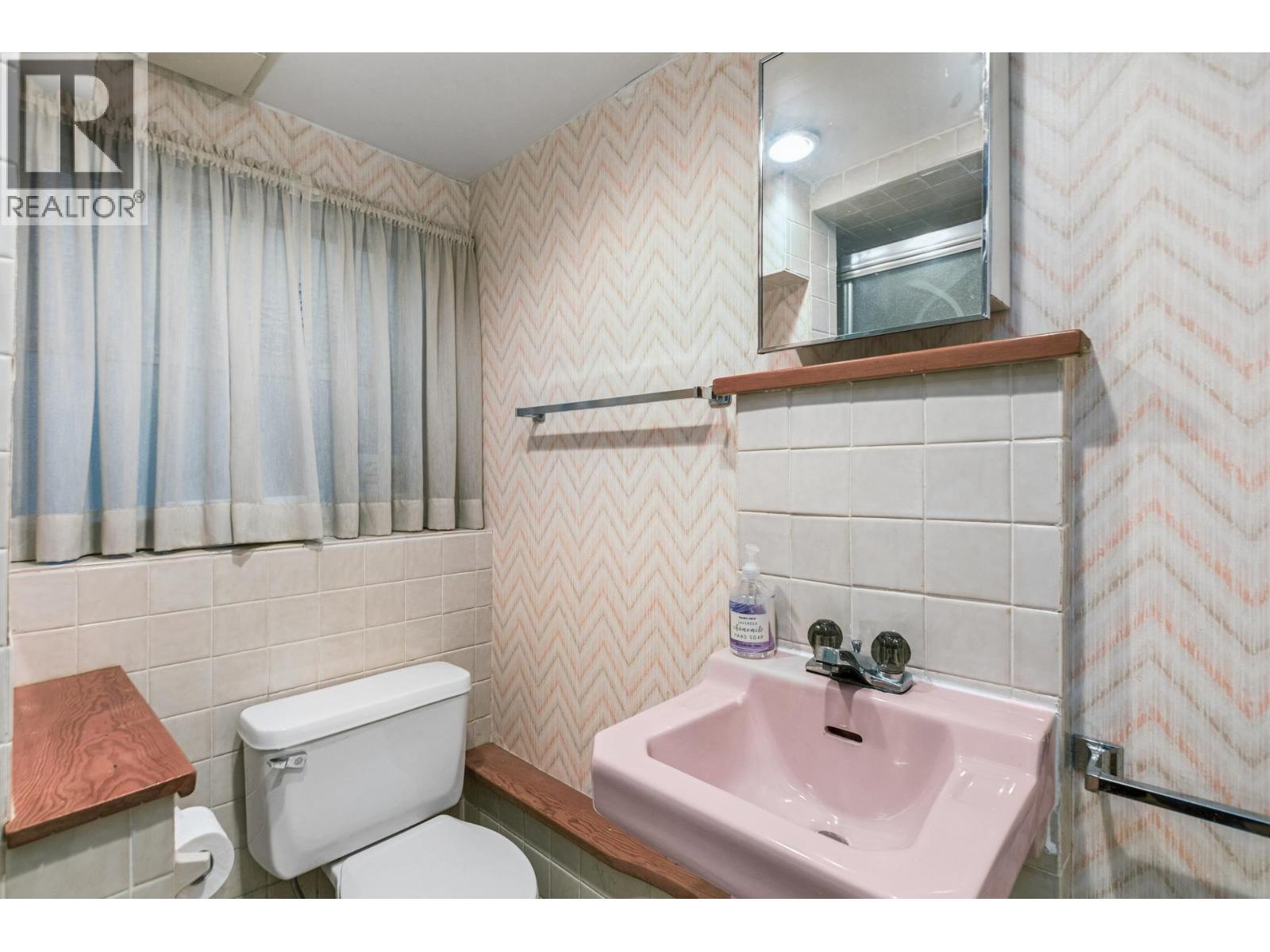 702 WINONA AVENUE, North Vancouver