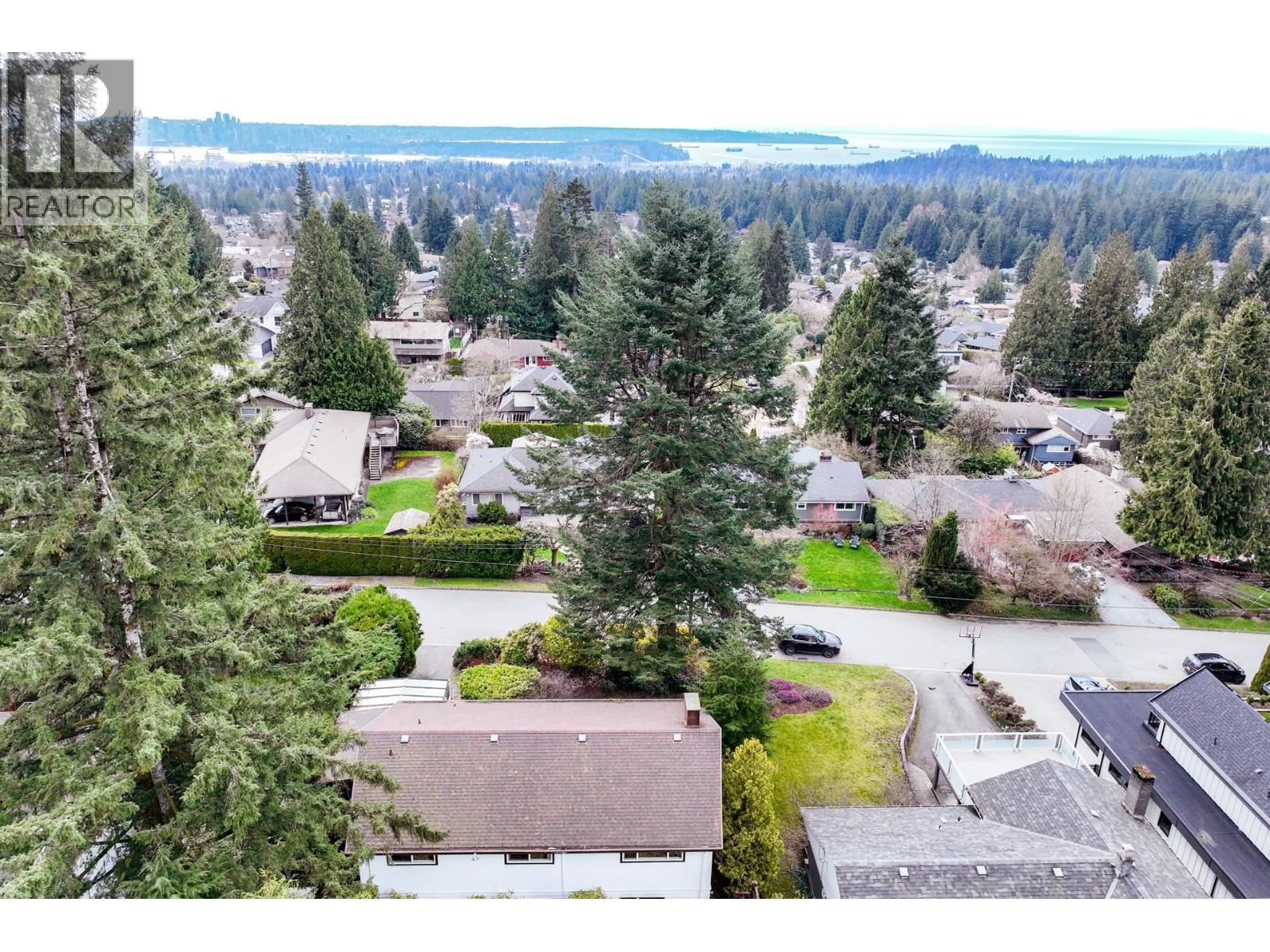 702 WINONA AVENUE, North Vancouver