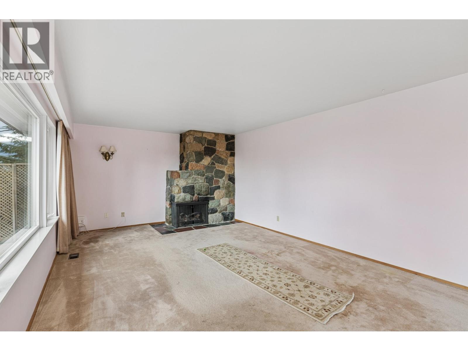 702 WINONA AVENUE, North Vancouver