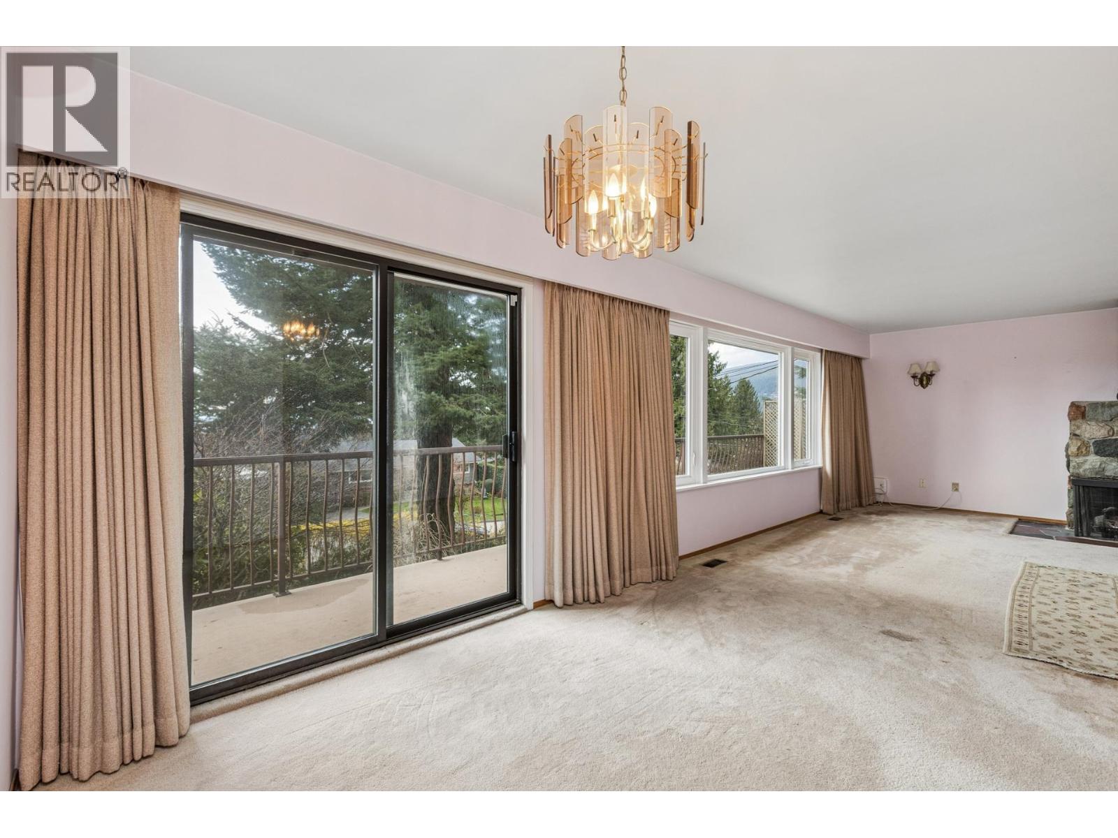 702 WINONA AVENUE, North Vancouver