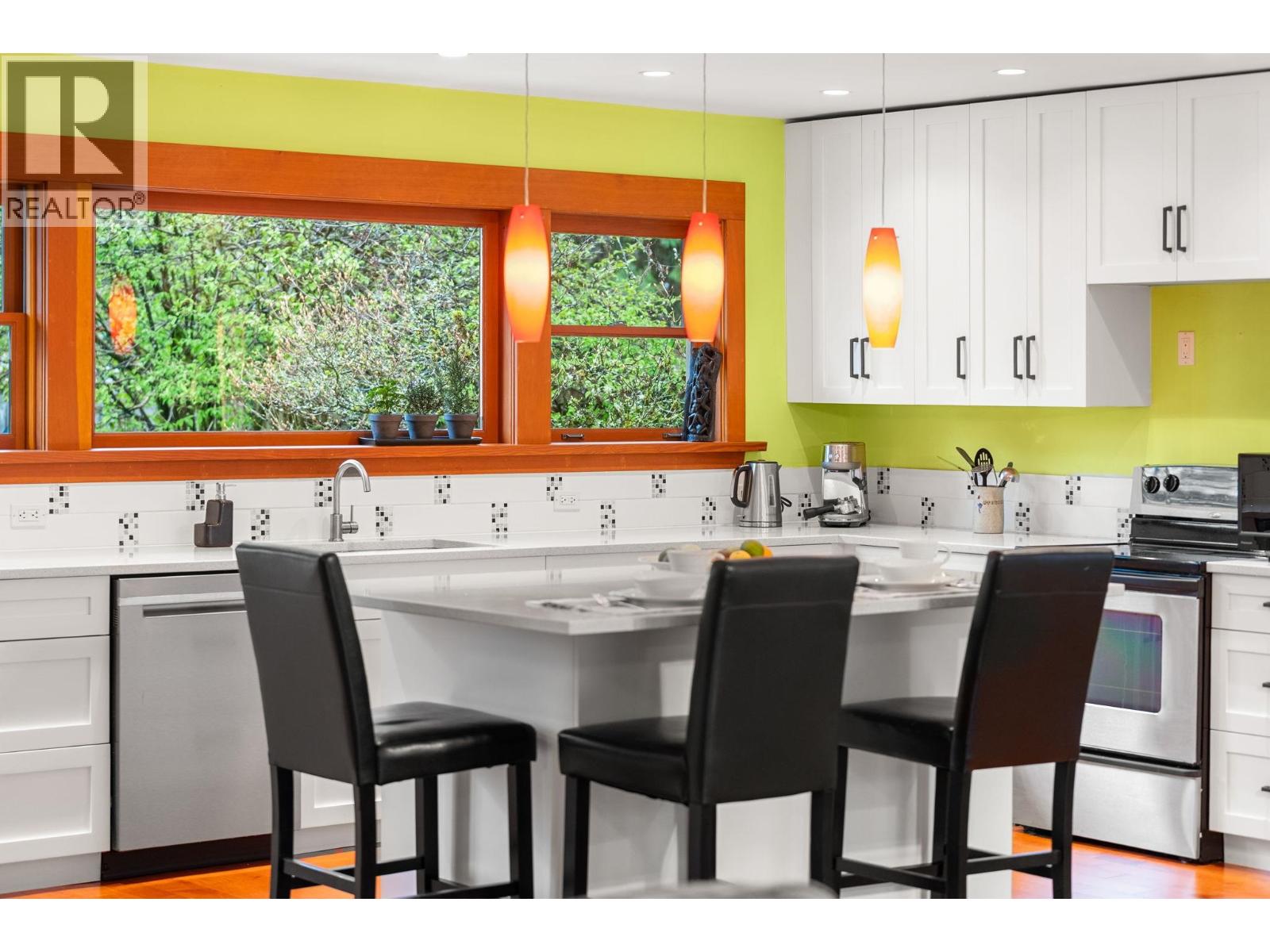 1085 EDGEWOOD ROAD, North Vancouver