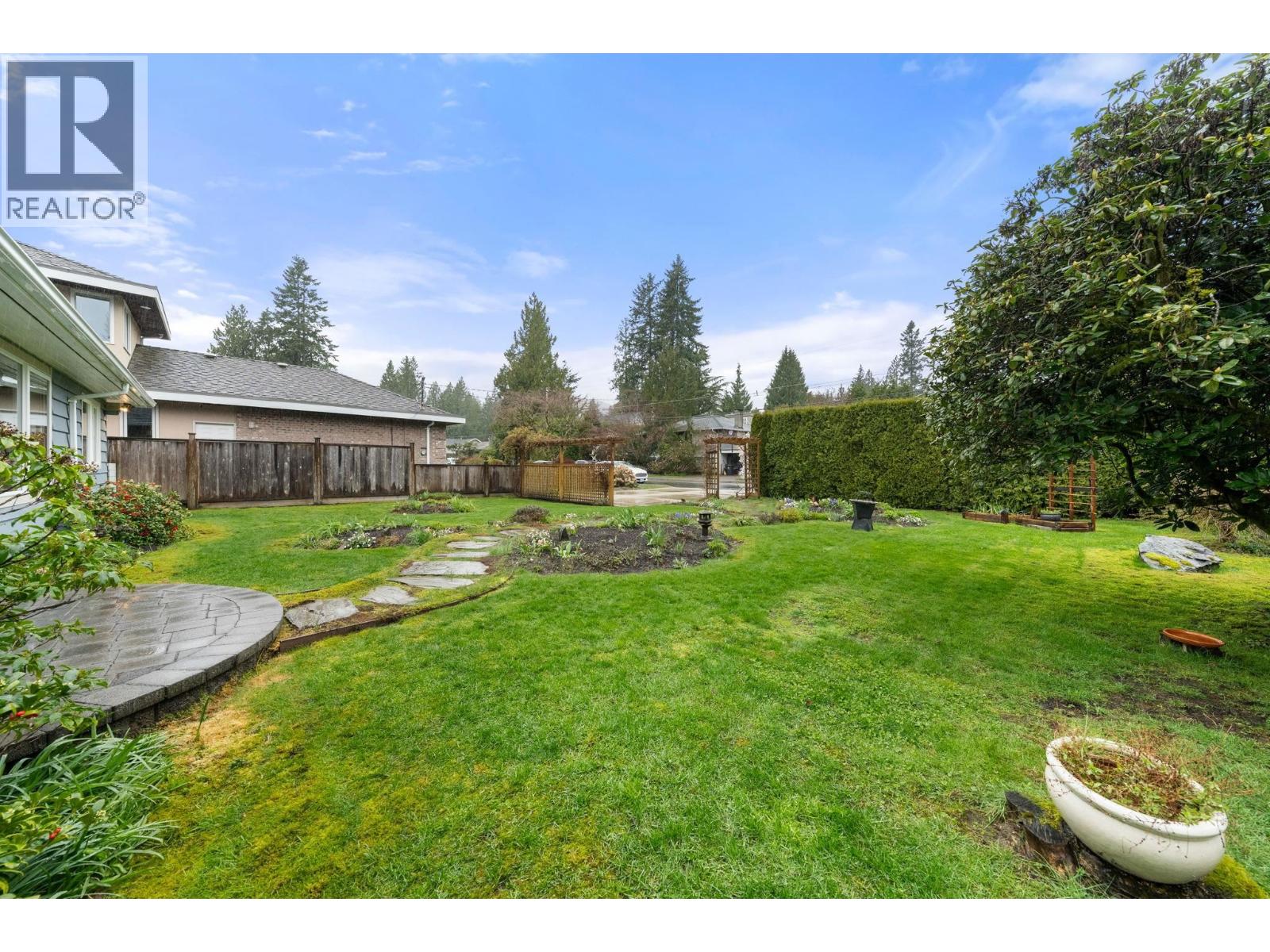 1085 EDGEWOOD ROAD, North Vancouver