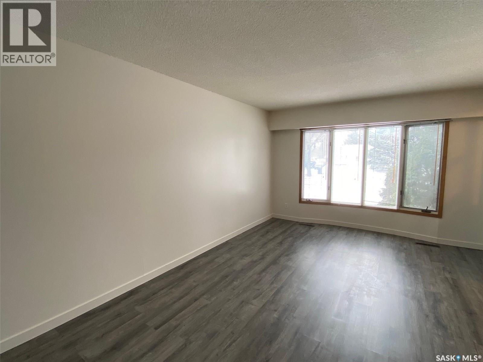 150 Gladstone AVENUE S - 5