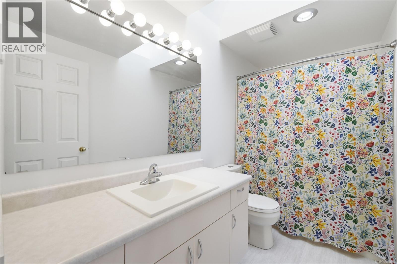 2 10471 Resthaven Drive, Sidney