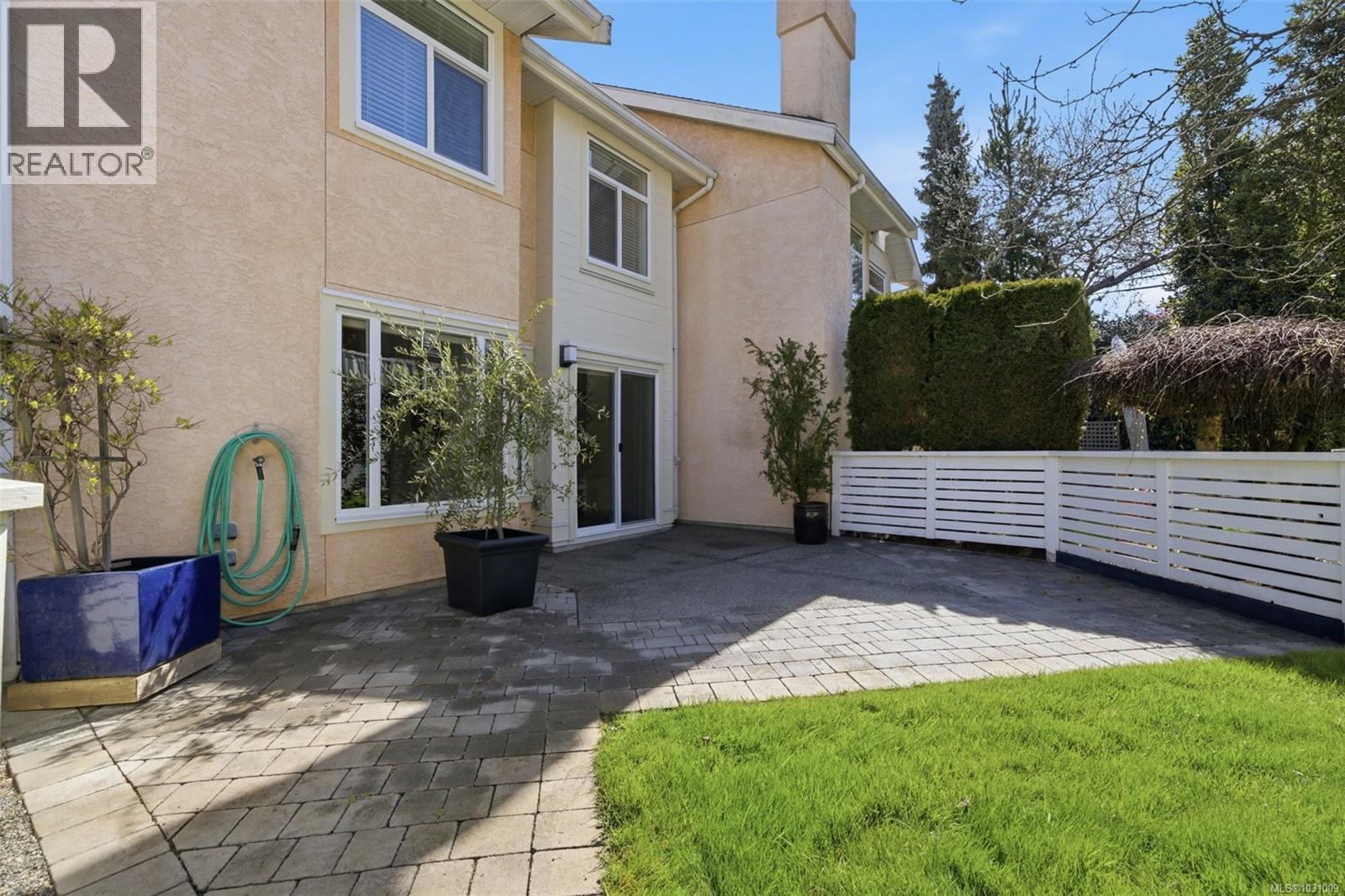 2 10471 Resthaven Drive, Sidney