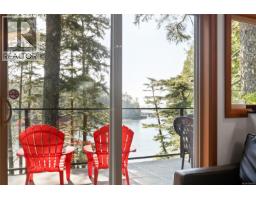 Living room - 330 Reef Point Rd, Ucluelet, BC V0R3A0 Photo 36