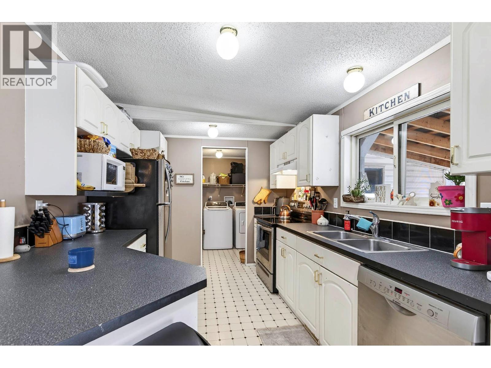 1204 Hern Road - 10