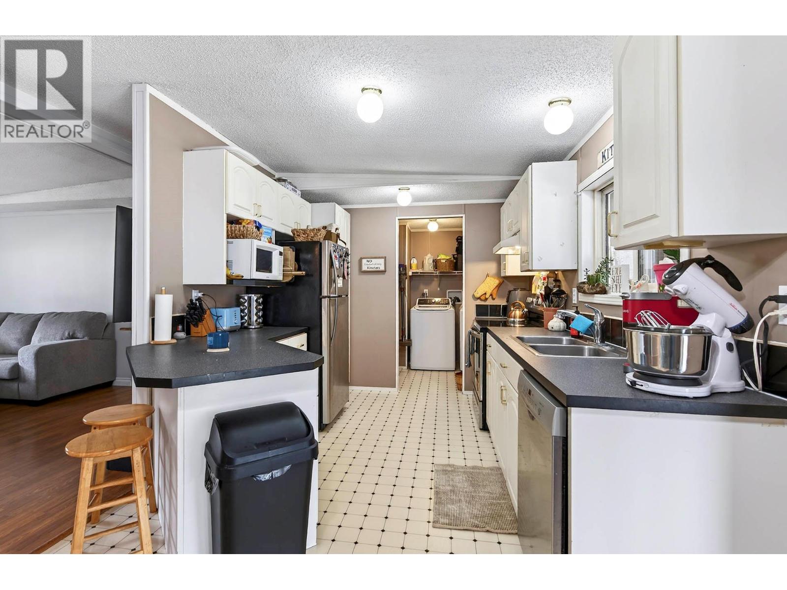 1204 Hern Road - 9