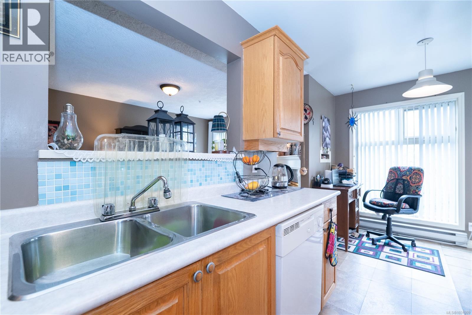 307 2527 Quadra Street, Victoria