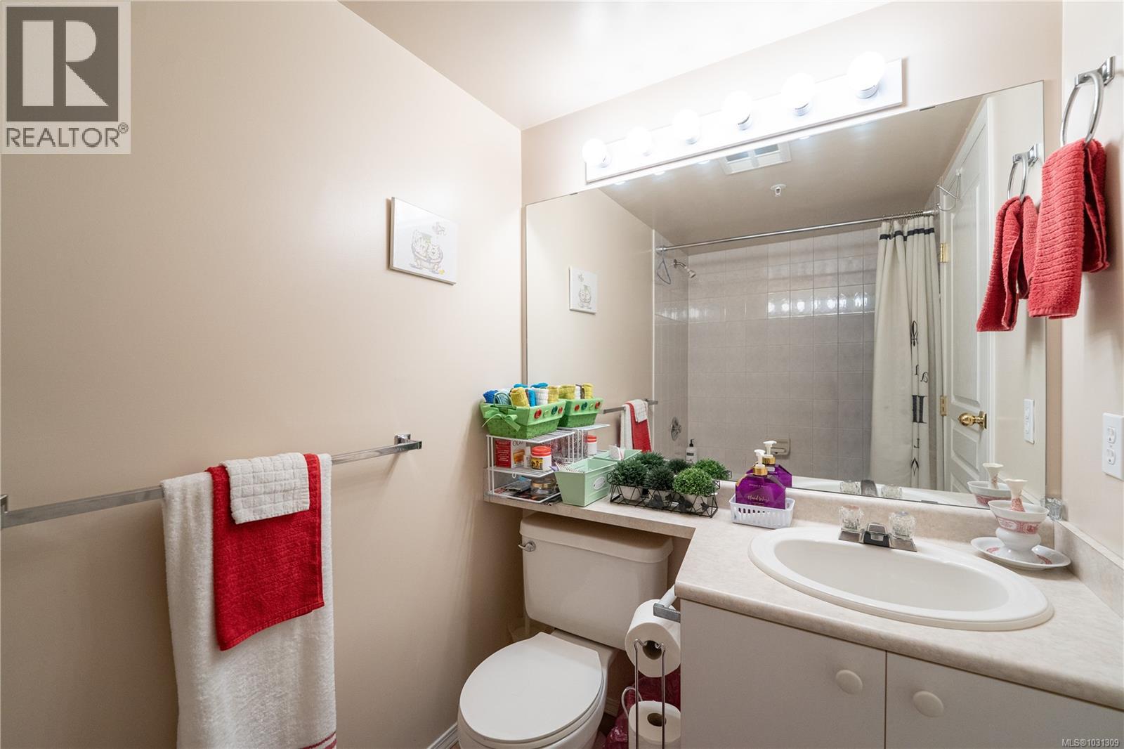 307 2527 Quadra Street, Victoria