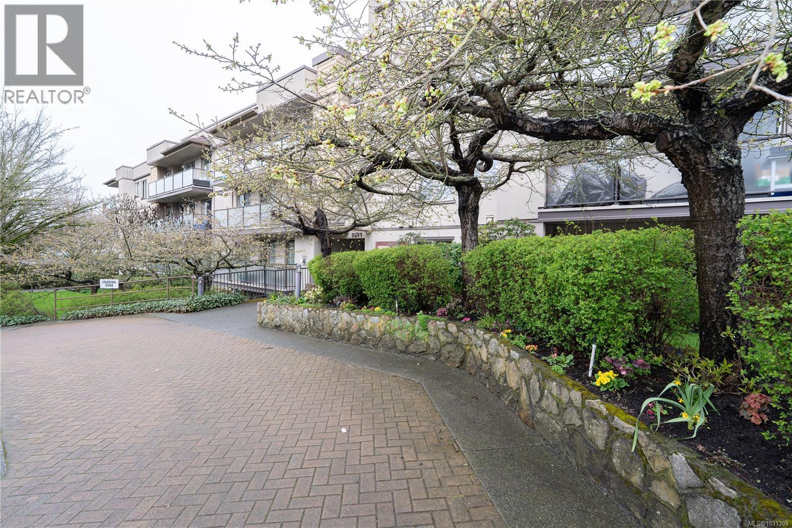 307 2527 Quadra Street, Victoria