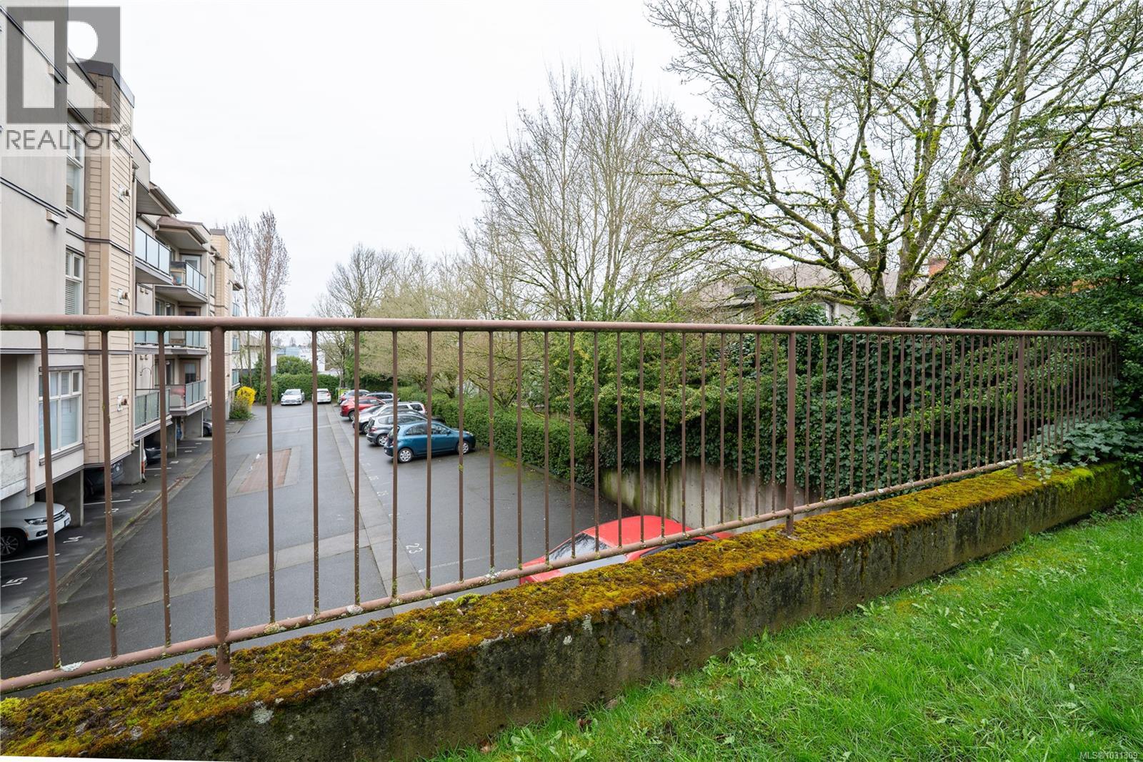 307 2527 Quadra Street, Victoria