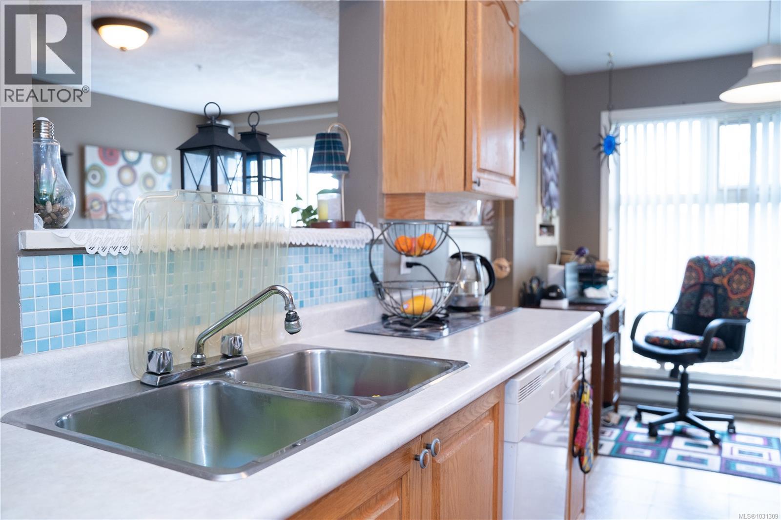 307 2527 Quadra Street, Victoria