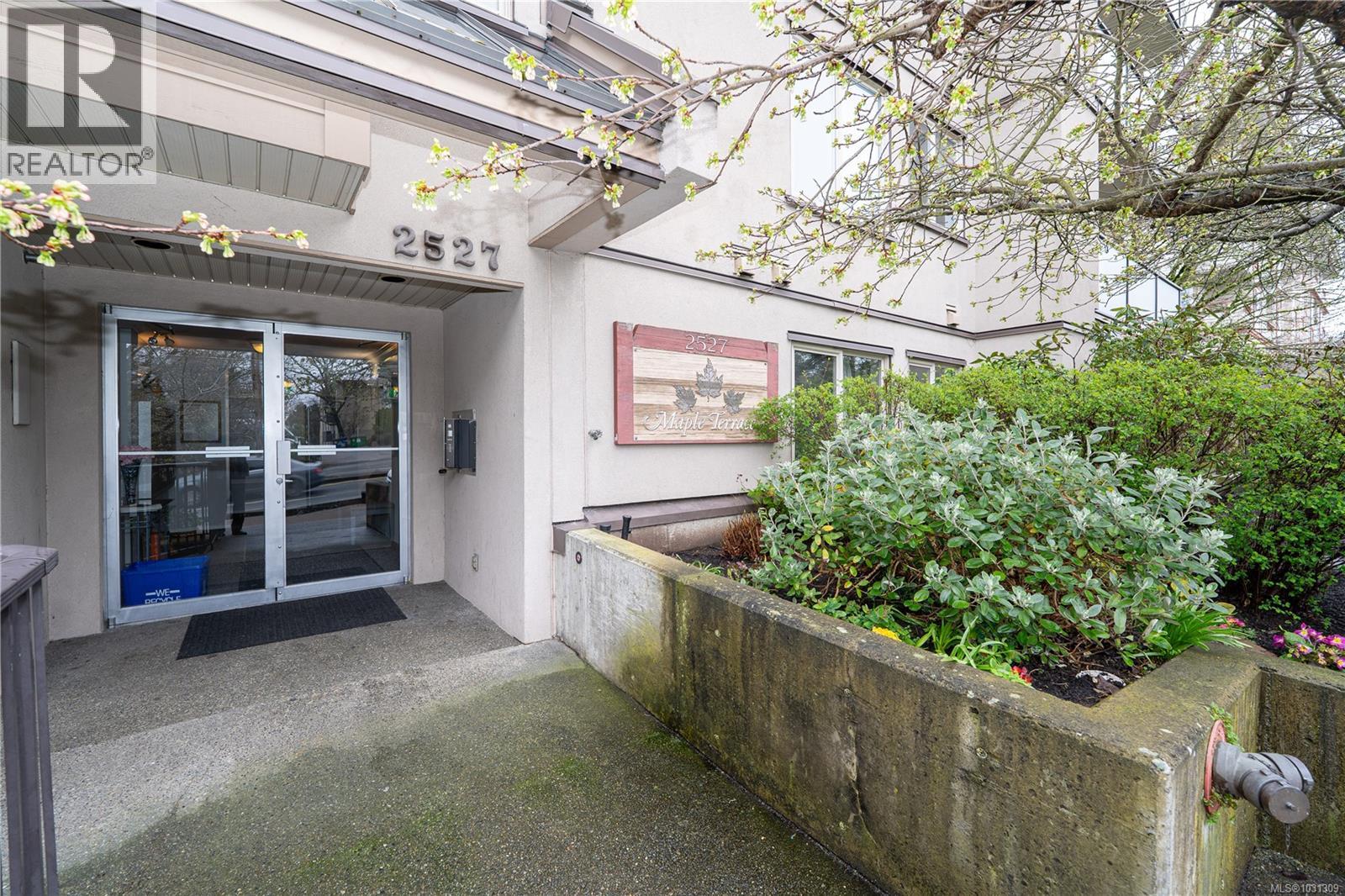 307 2527 Quadra Street, Victoria