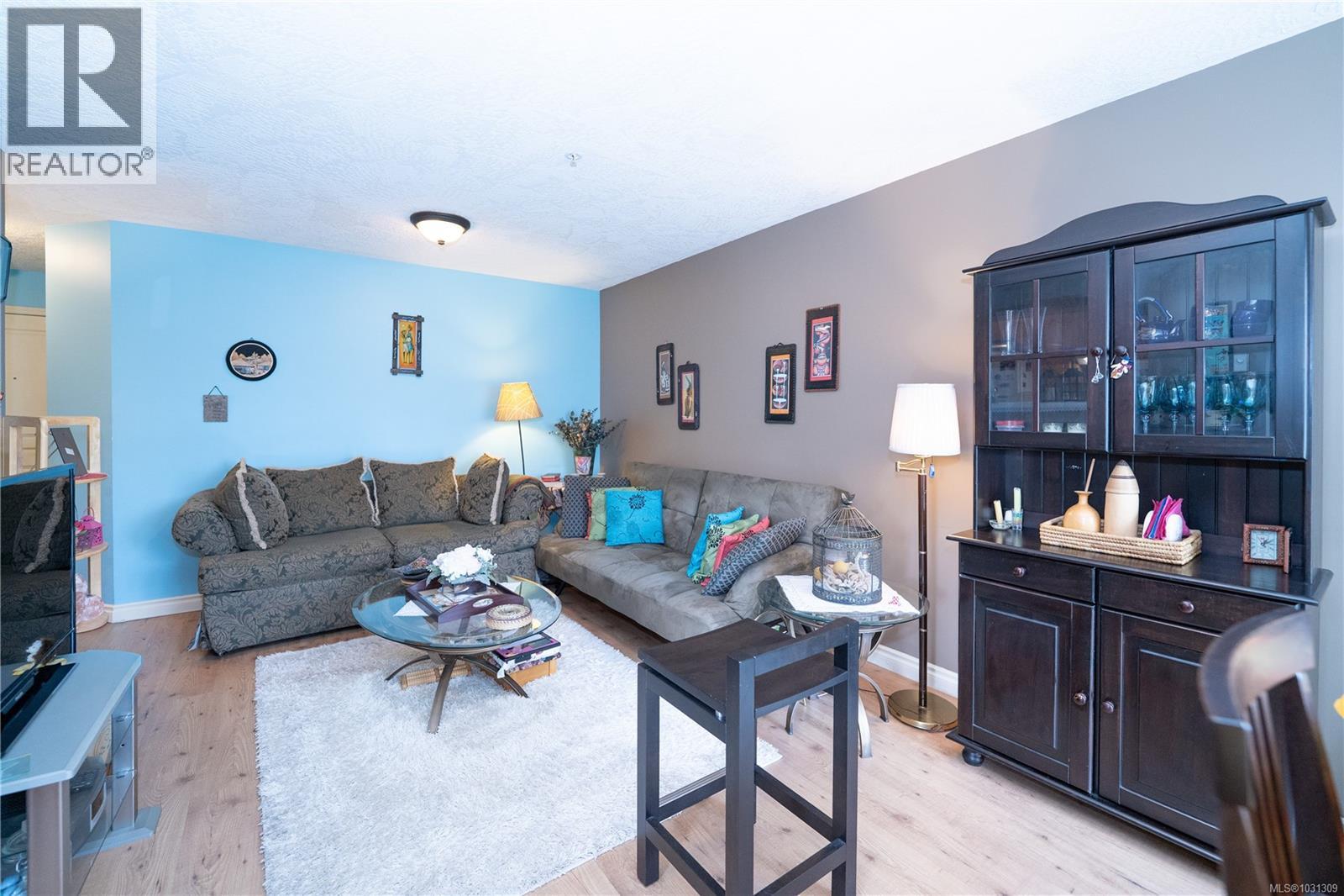 307 2527 Quadra Street, Victoria