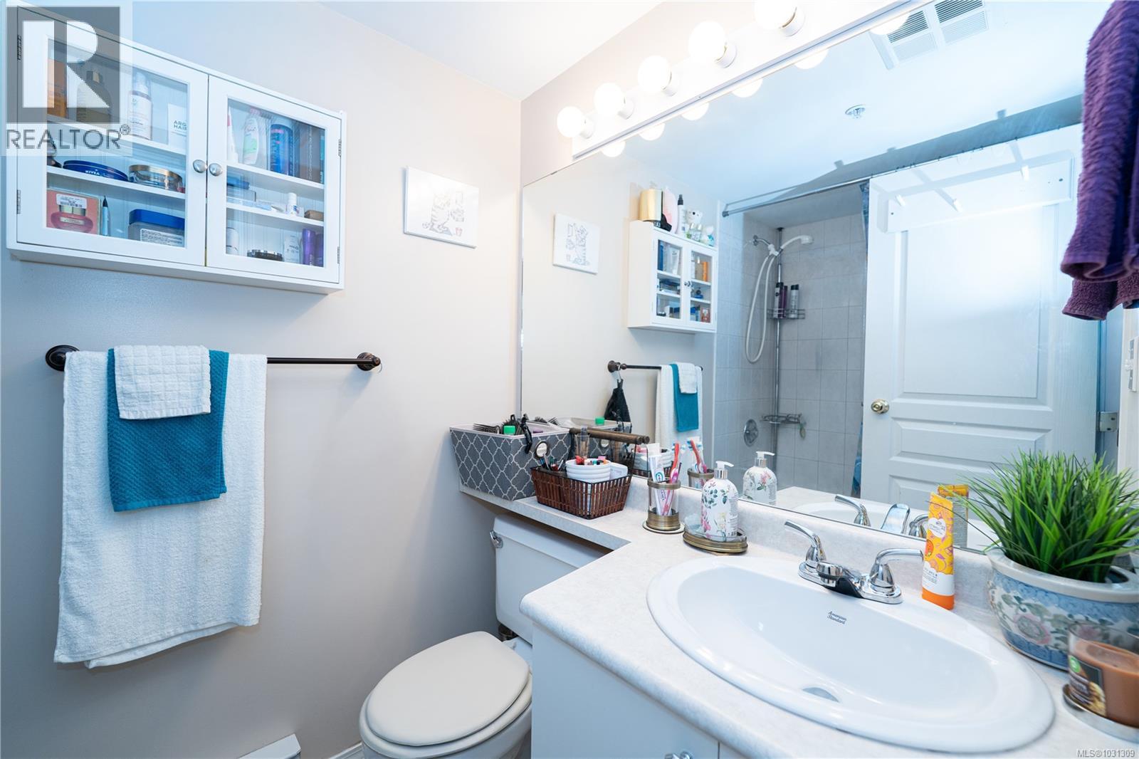 307 2527 Quadra Street, Victoria