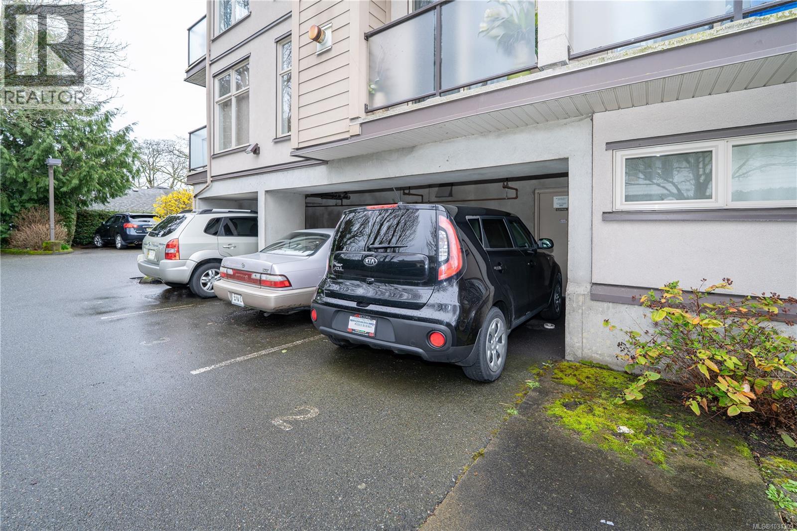 307 2527 Quadra Street, Victoria