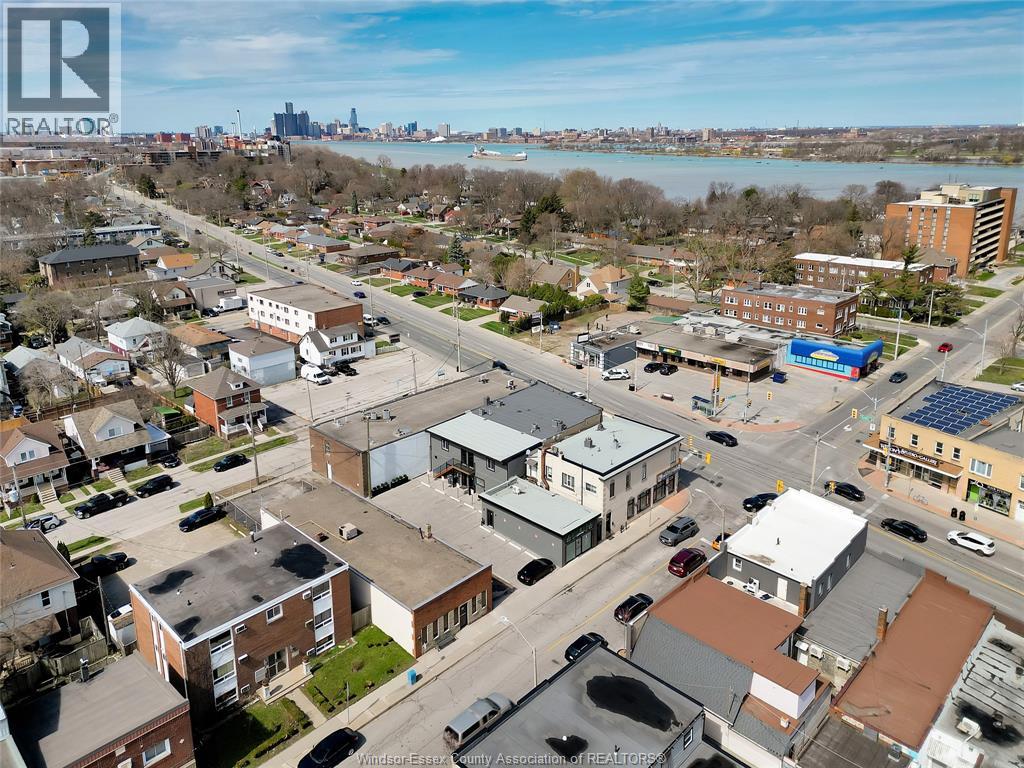4667 WYANDOTTE STREET East - 3