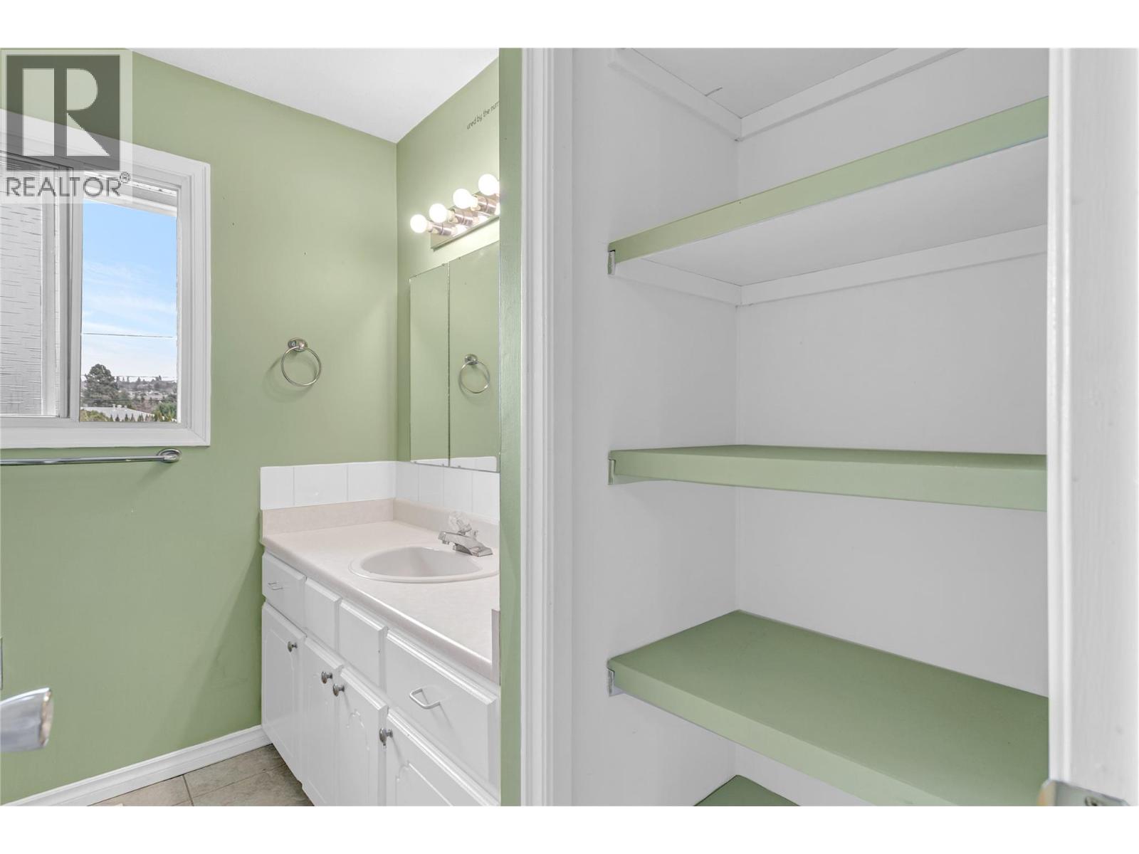  693 Paret Place, Kelowna