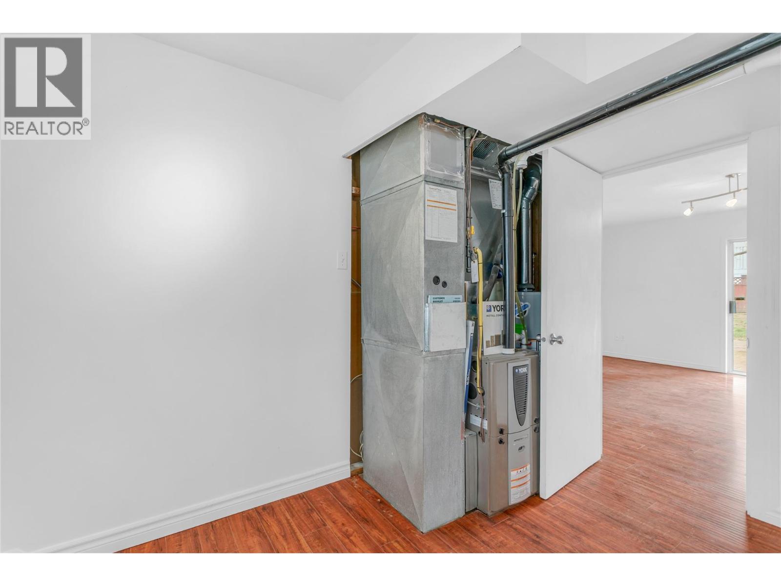  693 Paret Place, Kelowna