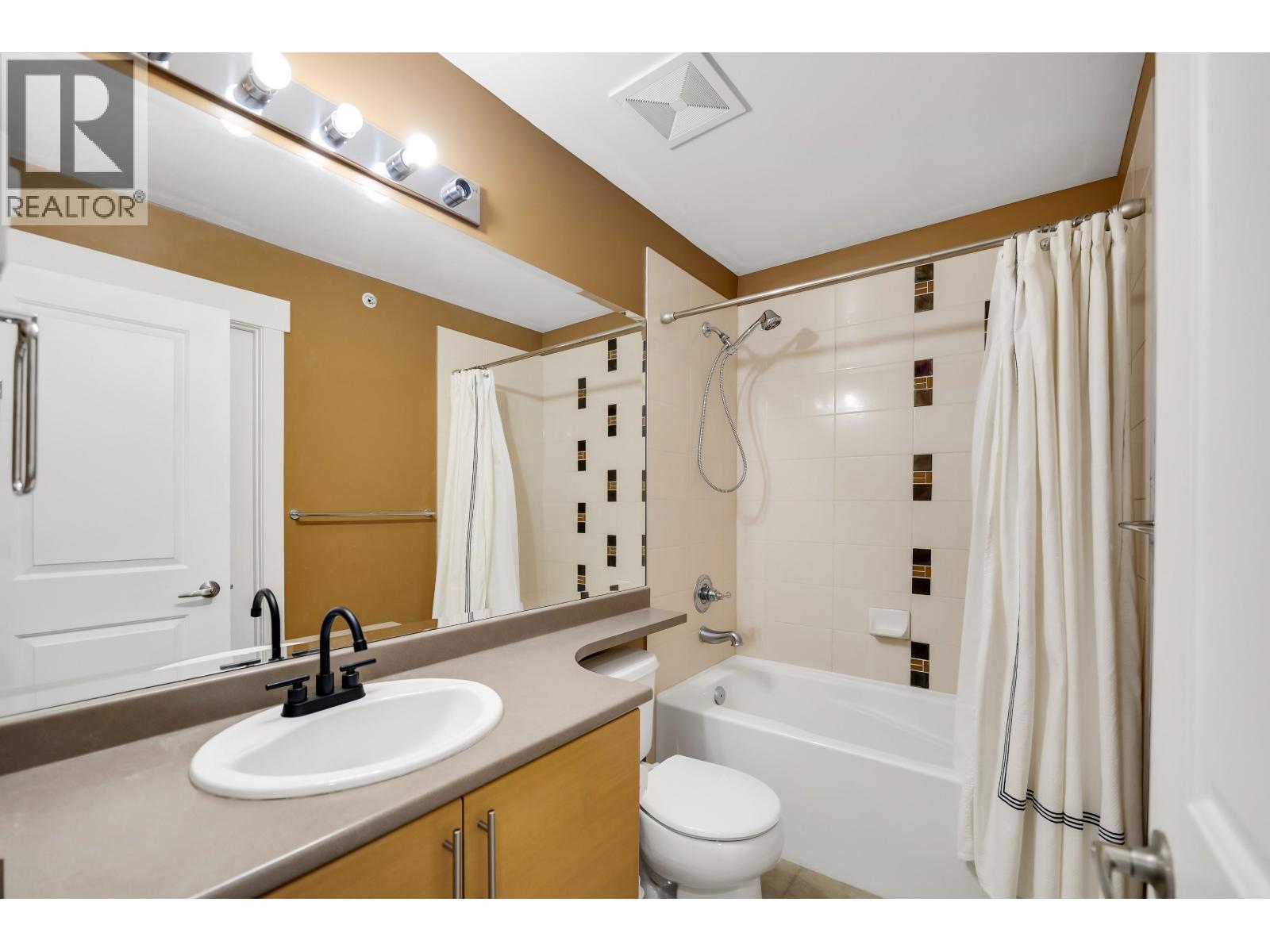 1212 VILLAGE GREEN WAY, Squamish