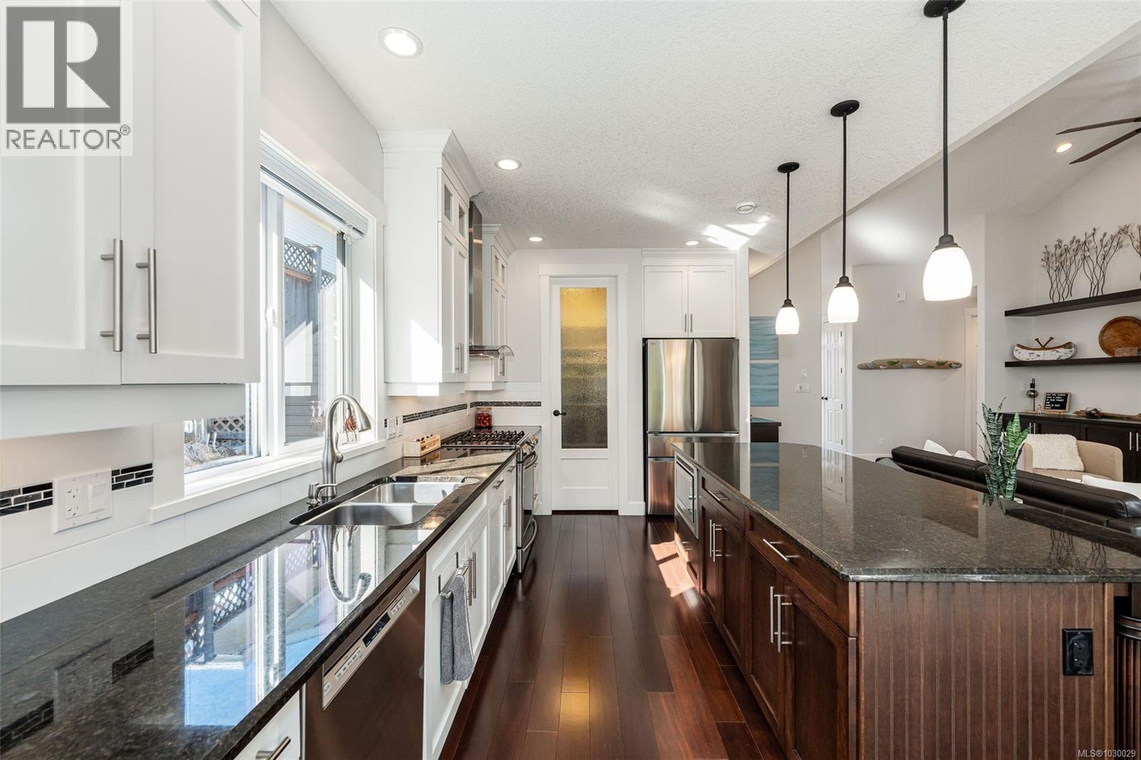 174 Sunningdale Rd E, Qualicum Beach