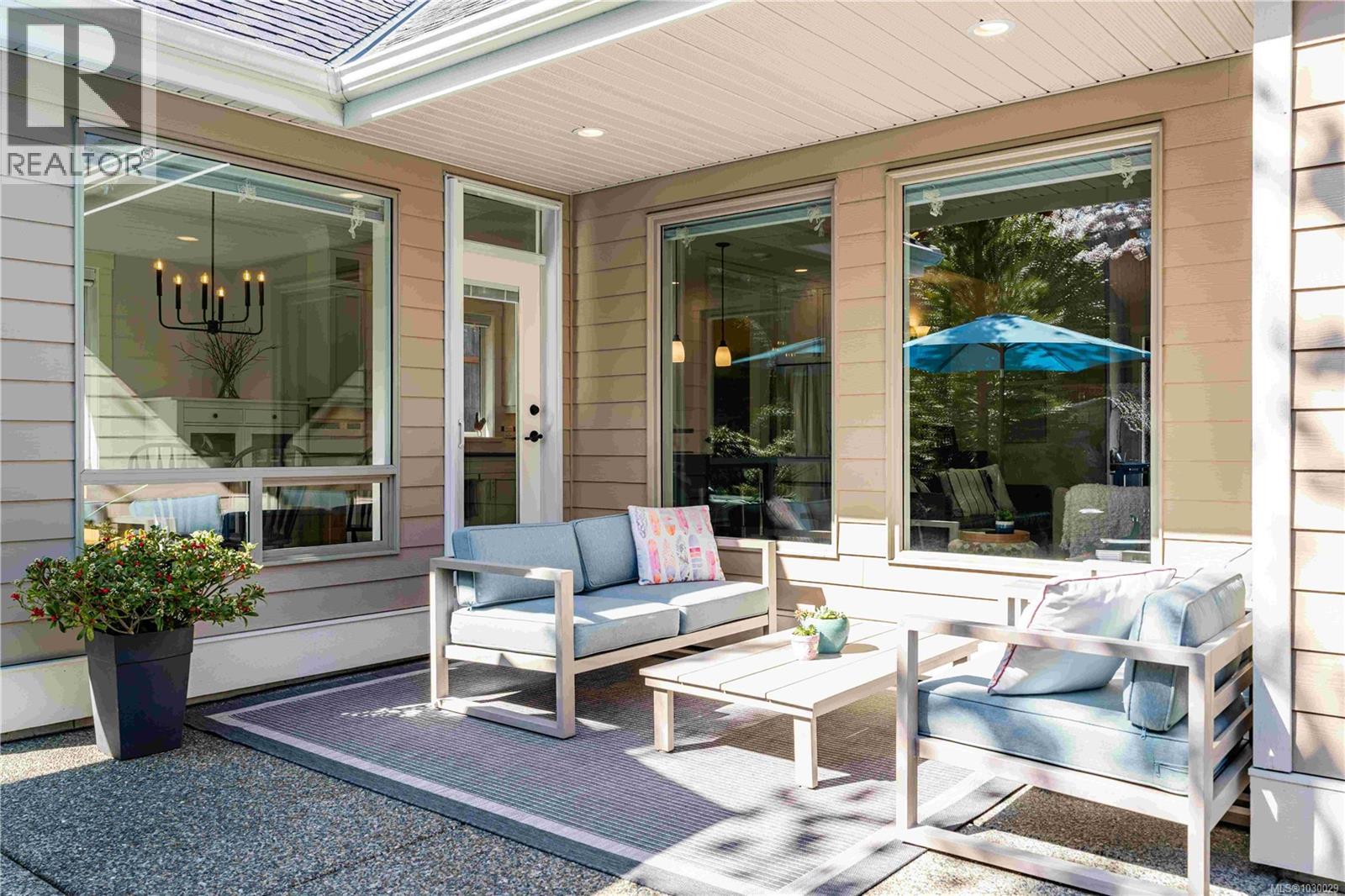 174 Sunningdale Rd E, Qualicum Beach