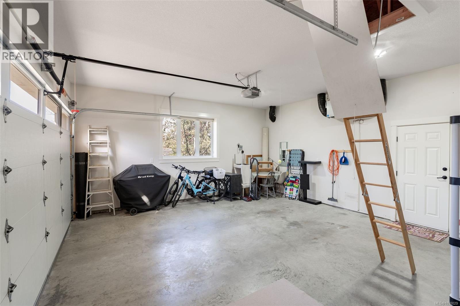 174 Sunningdale Rd E, Qualicum Beach