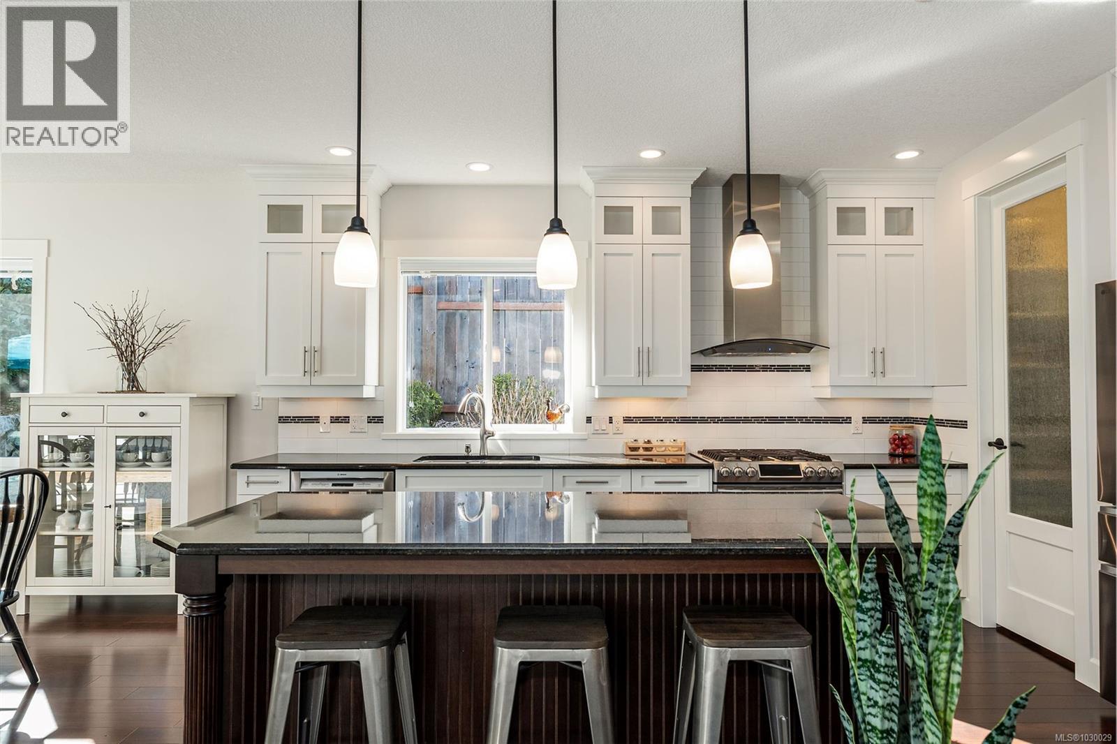 174 Sunningdale Rd E, Qualicum Beach