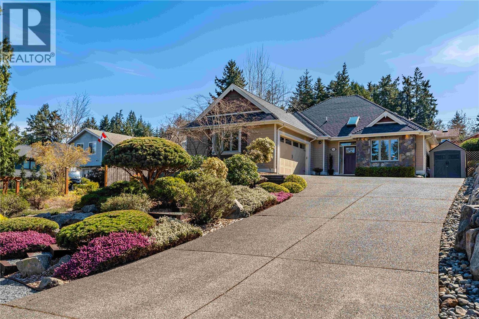 174 Sunningdale Rd E, Qualicum Beach