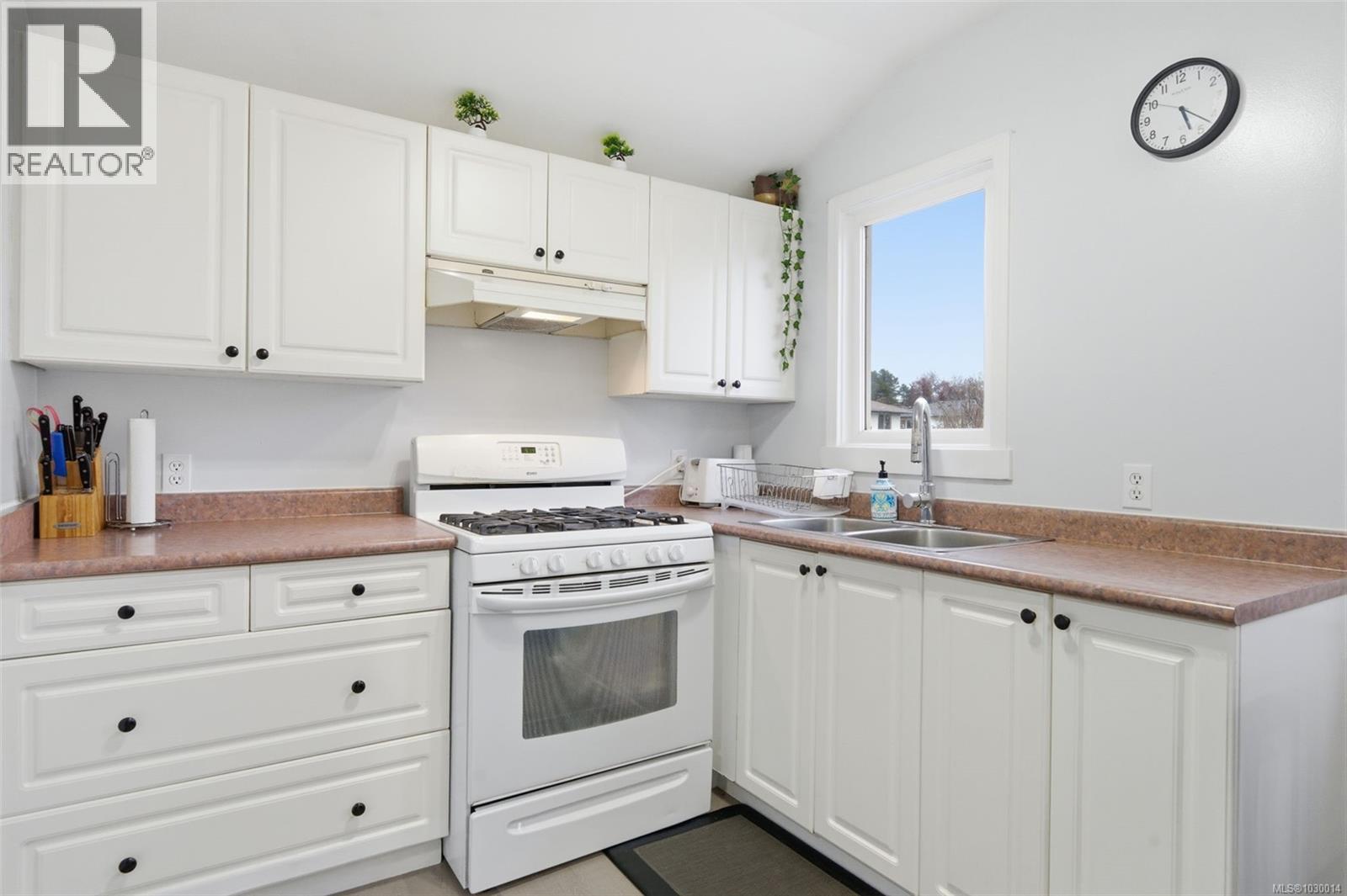  1776 Mckenzie Avenue, Saanich