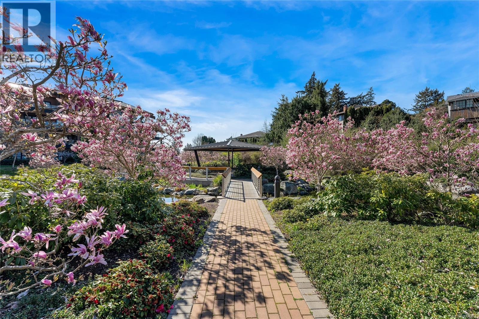 208 740 Travino Lane, Saanich