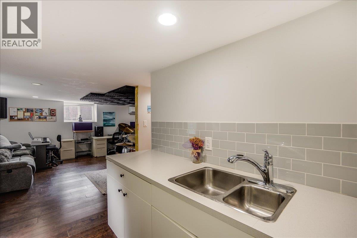 704 Fell Street - 37