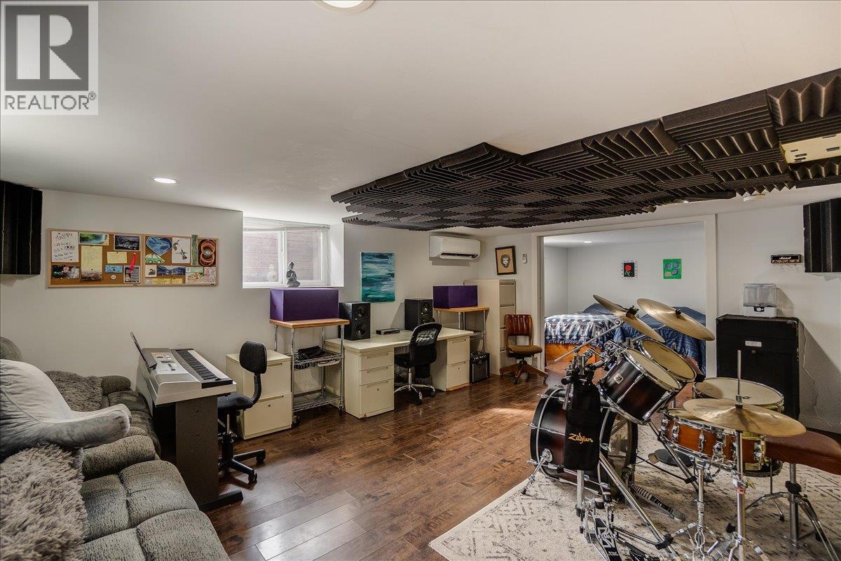 704 Fell Street - 32