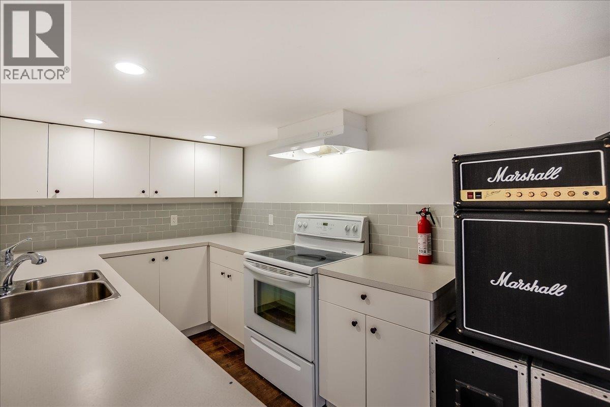 704 Fell Street - 35