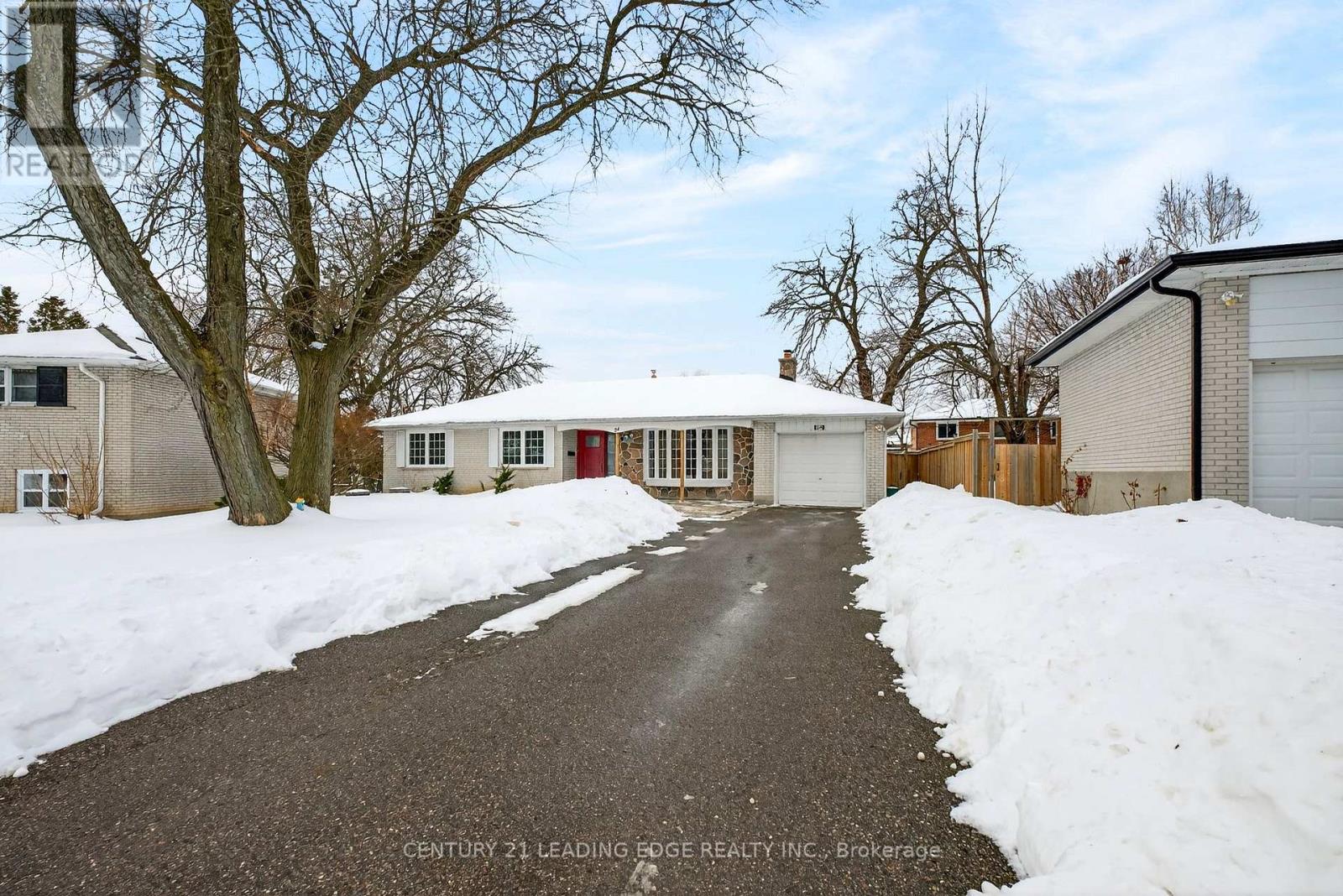 24 LINCOLN GREEN DRIVE