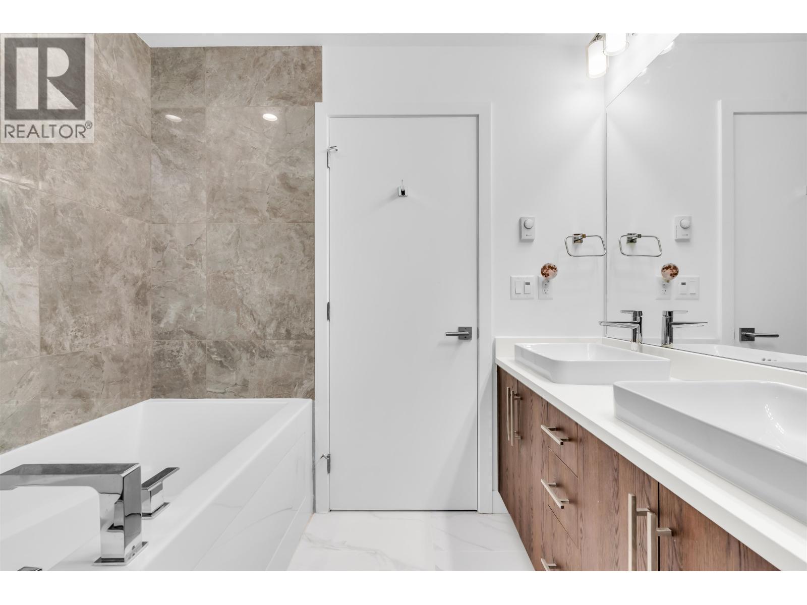 202 11703 FRASER STREET, Maple Ridge