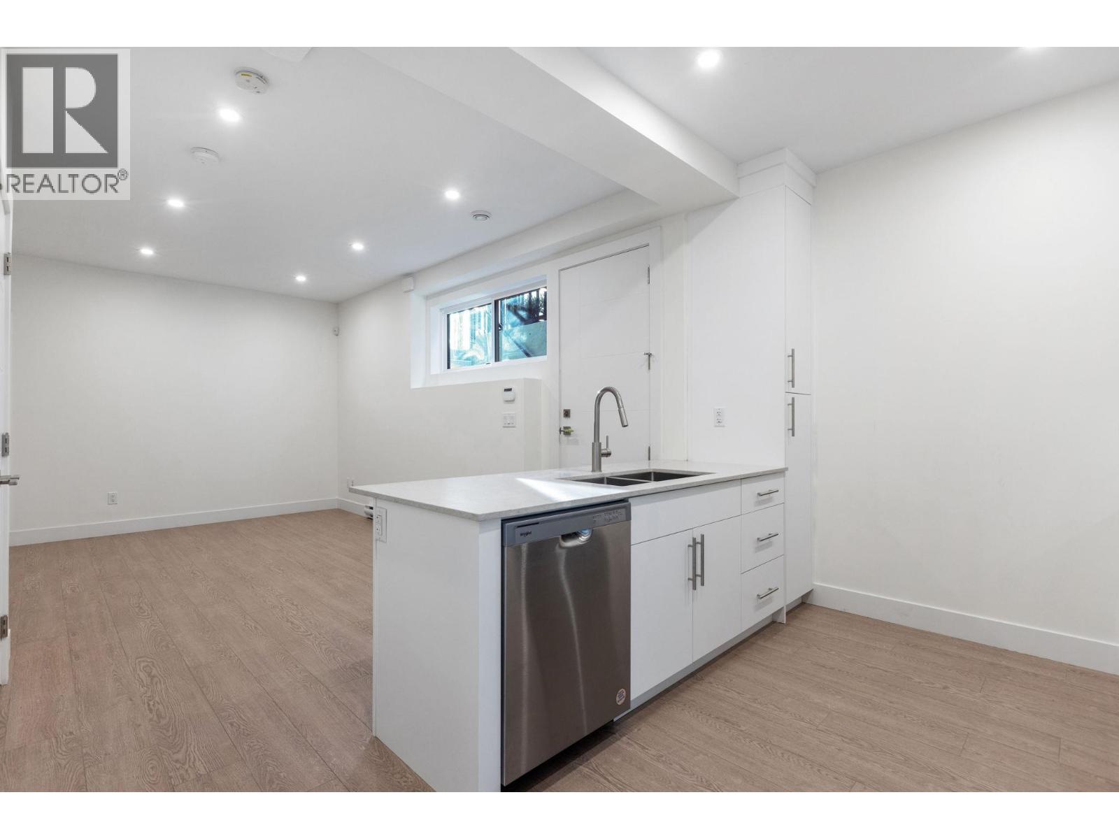 2644 CHESTERFIELD AVENUE, North Vancouver