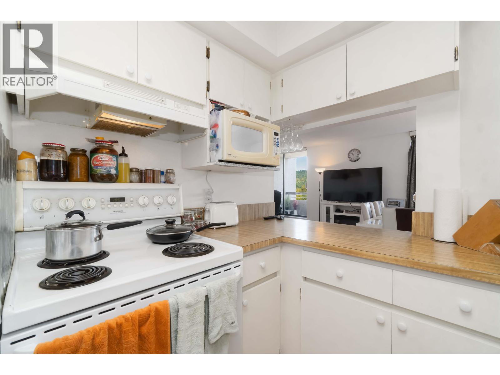 1201 3755 BARTLETT COURT, Burnaby