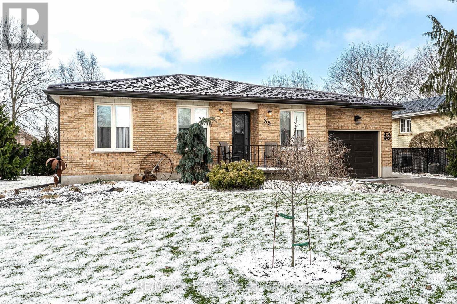 35 SPARLING CRESCENT