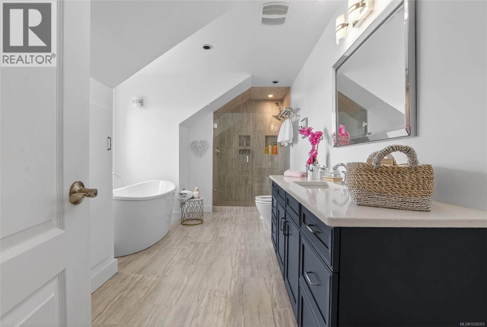 319 CHEMAINUS RD - 27