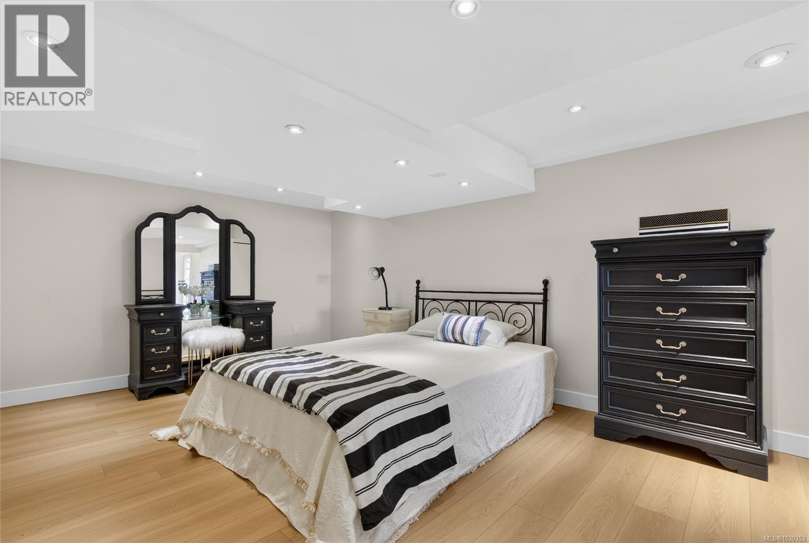 319 CHEMAINUS RD - 33