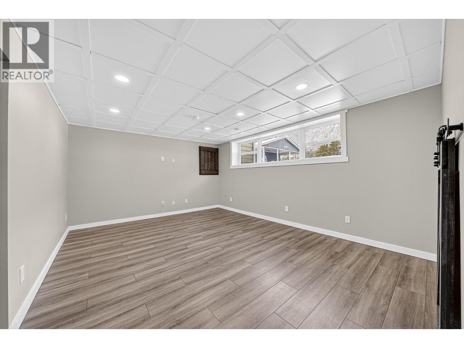 444 ENGELMANN SPRUCE DRIVE - 35