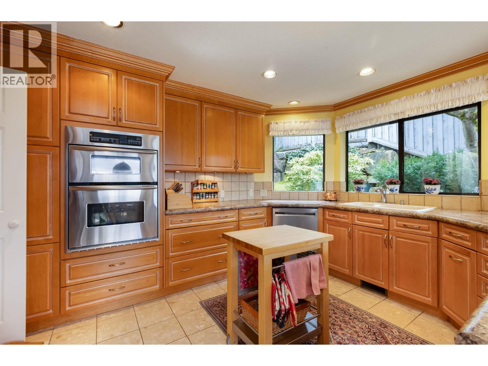 5180 MEADFEILD ROAD, West Vancouver