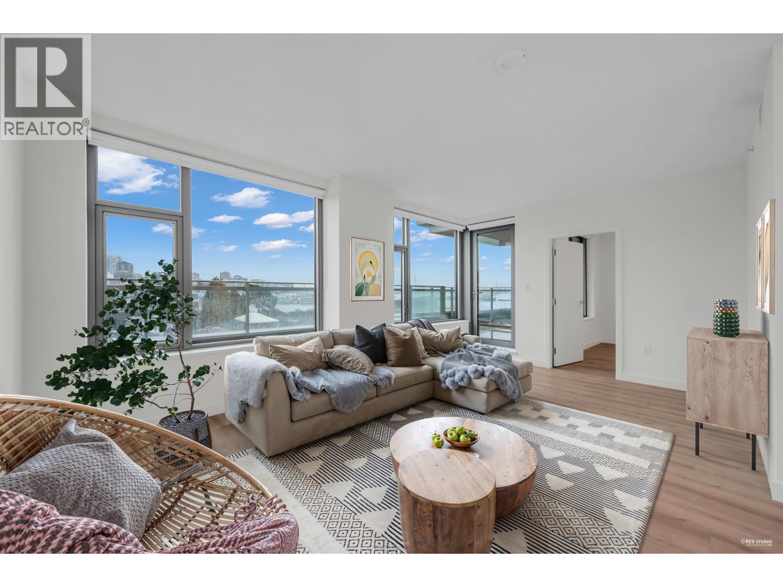 320 755 HARBOURSIDE DRIVE, North Vancouver