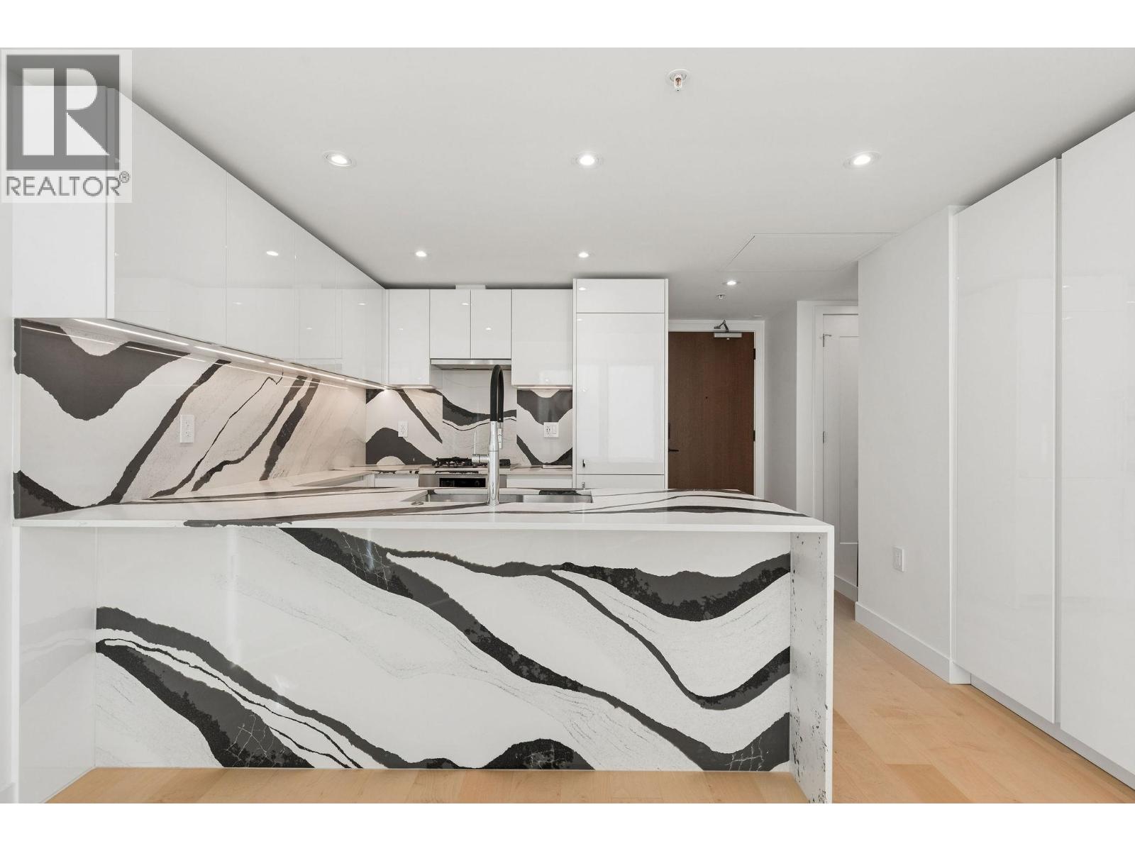 1004 135 E 13TH STREET, North Vancouver