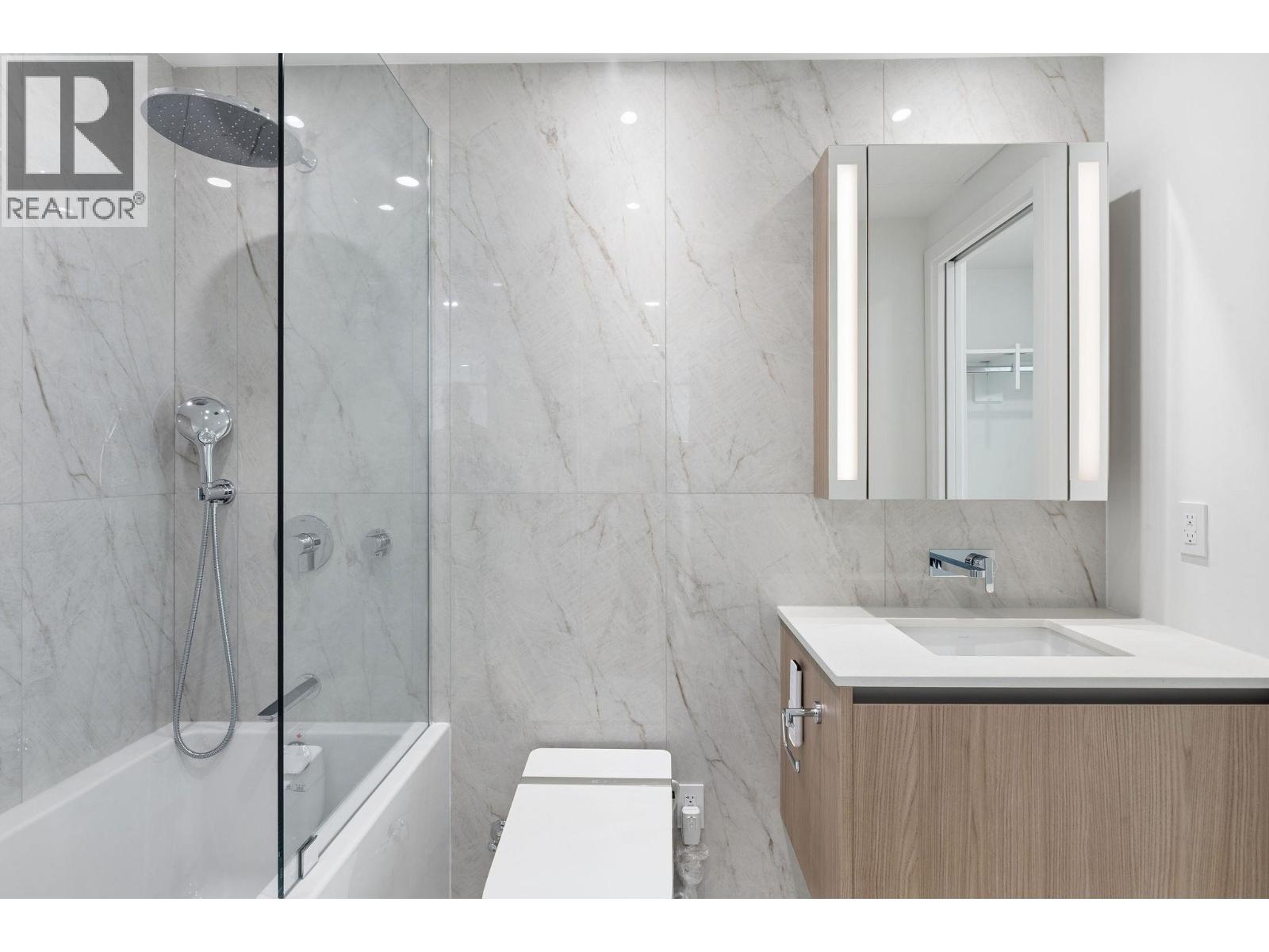 1004 135 E 13TH STREET, North Vancouver