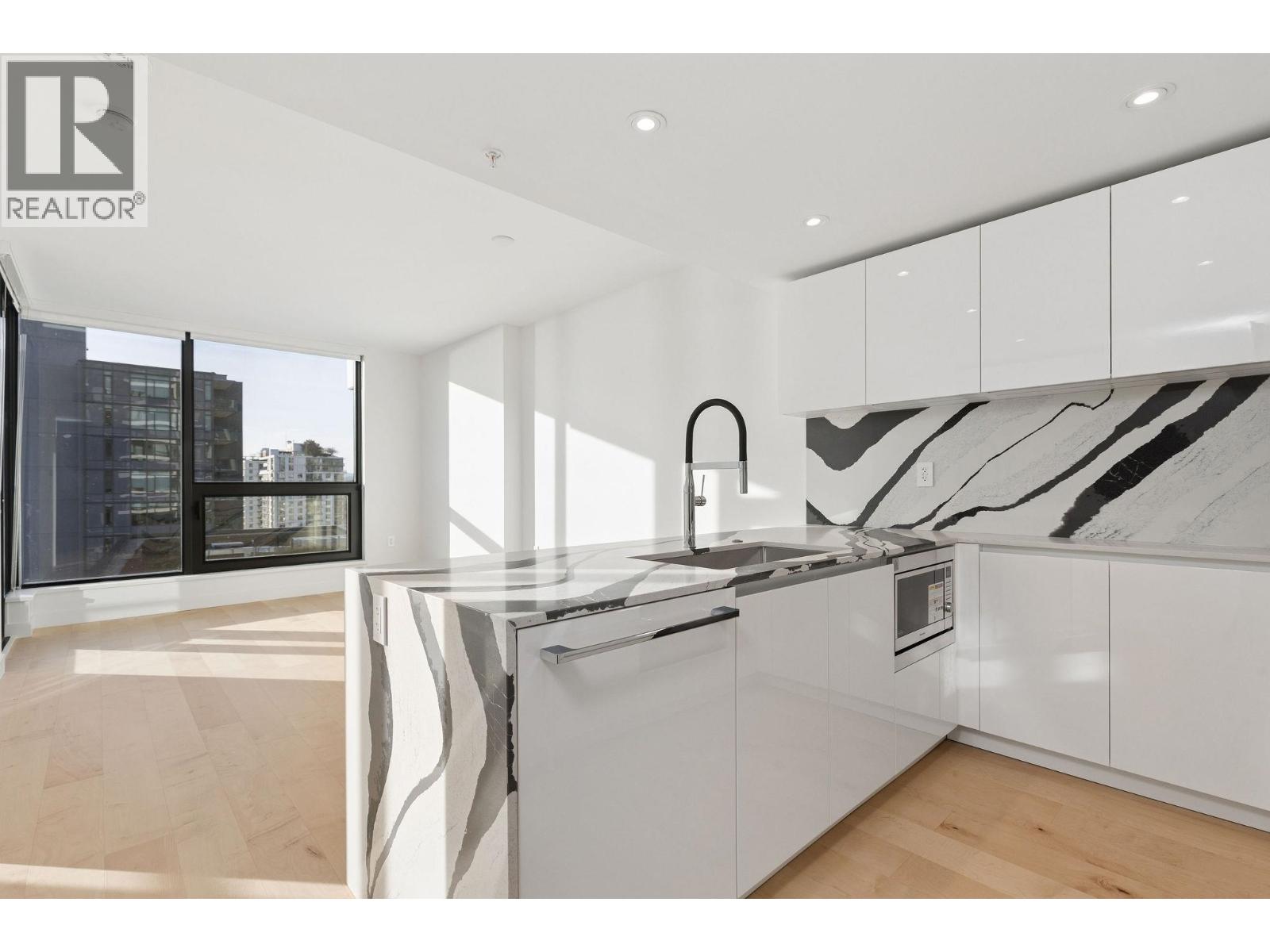 1004 135 E 13TH STREET, North Vancouver