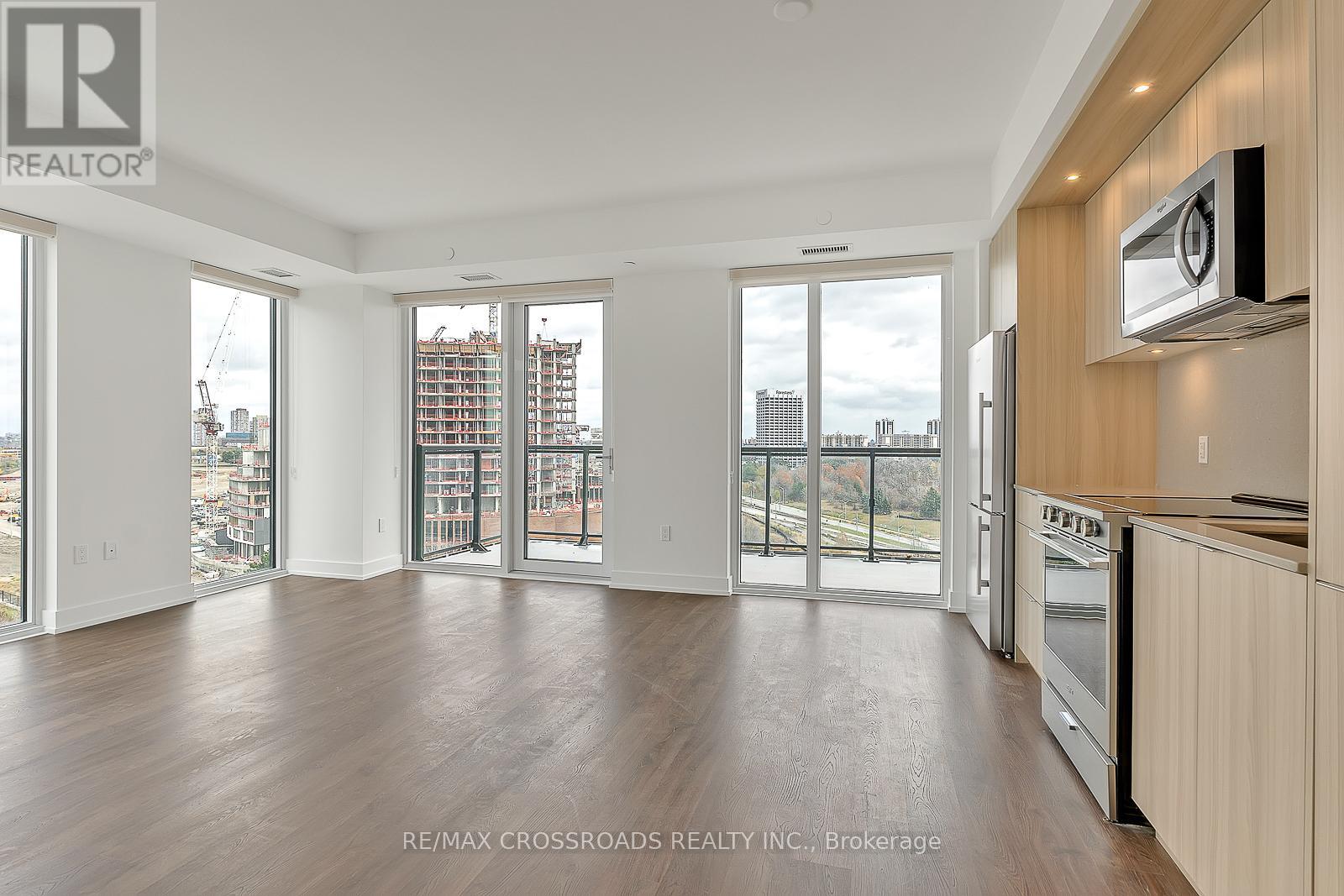 1004 - 30 INN ON THE PARK DRIVE